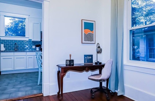 Metropolitan House | Suite in Heart of Downtown King Beds Forsyth Park - Upper