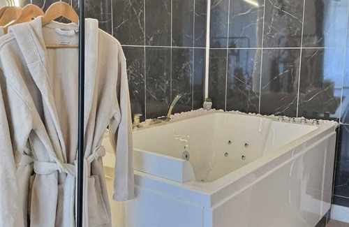 Arpajon Apartment | Suite Love - Jacouzzi - Table de Massage