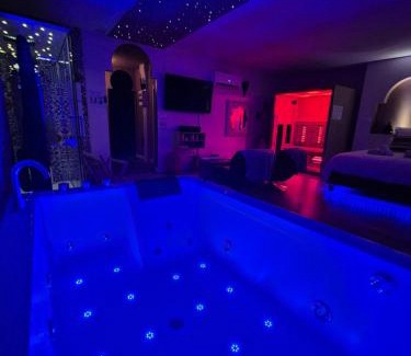 Serrieres Apartment | Suite Luxe Spa Balneo Sauna Hammam Projecteur