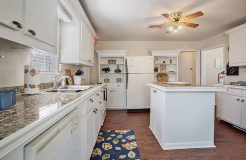 Biloxi House | Suite Magnolia in Ocean Springs Downtown Area. Close go all the action.