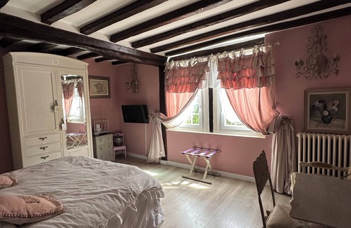 Suzay Bed & Breakfast | SUITE MARQUISE DE POMPADOUR PRIVATE CHARMING ROOM BREAKFAST INCLUDED