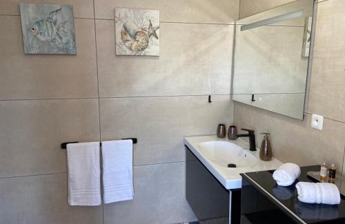 La Garde House | Suite MOOREA dans villa avec piscine au calme, proche plages