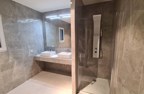Plaissan Bed & Breakfast | Suite n°2 in Villa SCL - Heated pool - SPA Jacuzzi