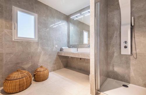 Plaissan Bed & Breakfast | Suite n°2 in Villa SCL - Heated pool