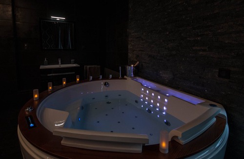 Metz-Centre – Ancienne Ville Apartment | Suite on 3 levels. Spa, jacuzzi, sauna and hammam.
