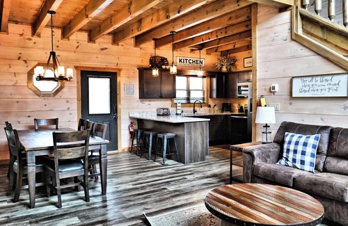 Pigeon Forge Resort | Suite Retreat is a grand four-bedroom cabin located in Bear Cove Falls.