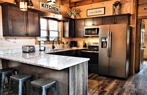 Pigeon Forge Resort | Suite Retreat is a grand four-bedroom cabin located in Bear Cove Falls.