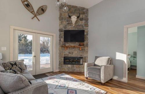 Driggs House | Suite Retreat - Walking Distance to Restaurants