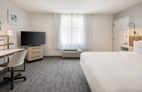 Westshore Hotel | Suite Room with Full Kitchen Close to Cypress Point Park & Raymond James Stadium