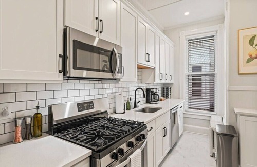 Saratoga Springs Apartment | Suite Rose by Saratoga Stays - King EnSuite