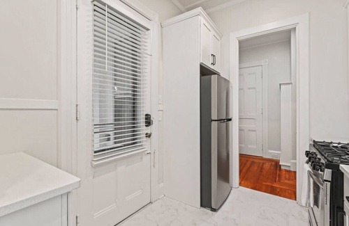 Saratoga Springs Apartment | Suite Rose by Saratoga Stays - King EnSuite
