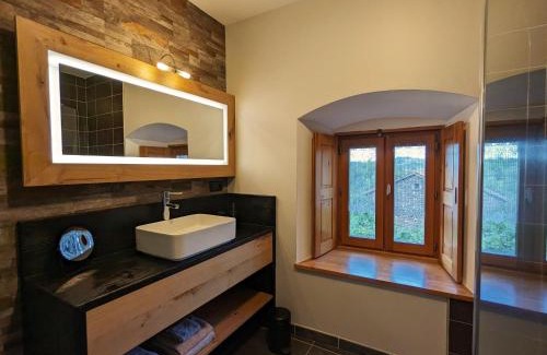 Saint-Privat-d'Allier Bed & Breakfast | Suite spacieuse avec bien-être, parking, wifi, à Saint-Privat-d'Allier - FR-1-582-491