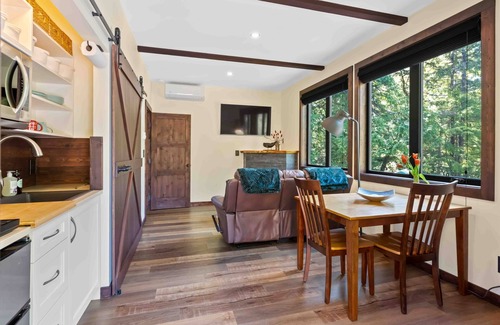 Ucluelet House | Suite Ucluelet - Romantic Couples Getaway-Sauna!