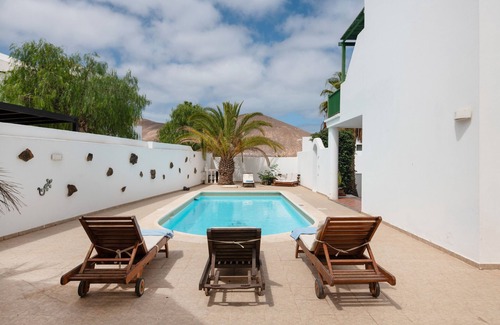 Yaiza Apartment | Suite Vacation 'Mountain View' with Shared Pool, Wi-Fi and Air Conditioning