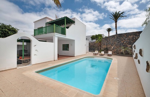 Yaiza Apartment | Suite Vacation 'Mountain View' with Shared Pool, Wi-Fi and Air Conditioning