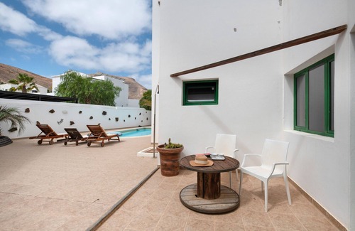 Yaiza Apartment | Suite Vacation 'Mountain View' with Shared Pool, Wi-Fi and Air Conditioning