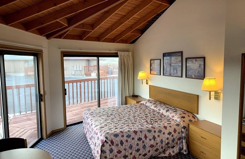 Crooked River Ranch Hotel | Suite with 2 Queen Beds and 1 Queen Sofa Bed - Golf Course View