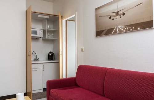 Neu-Isenburg Apartment | Suite with kitchenette for single and double use