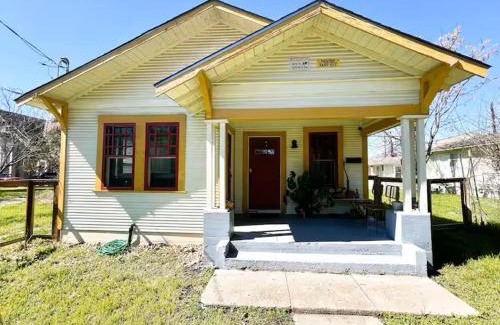 East Cesar Chavez House | Suite with private access by The Pearl and downtown