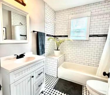 East Cesar Chavez House | Suite with private access by The Pearl and downtown