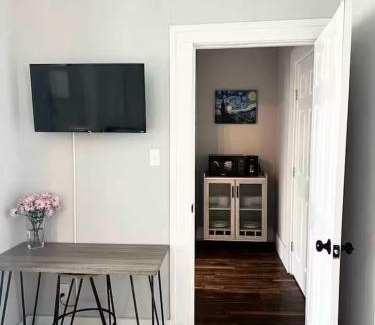 East Cesar Chavez House | Suite with private access by The Pearl and downtown