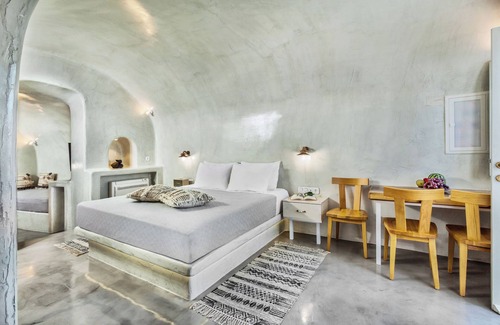 Oia Hotel | Suite with Private Outdoor Hot Tub