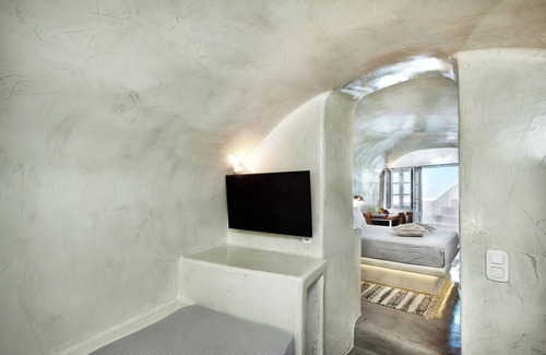 Oia Hotel | Suite with Private Outdoor Hot Tub