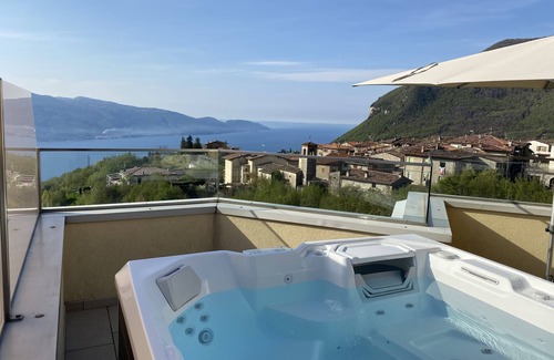 Aer Apartment | Suite with whirlpool, sleeps 6, breathtaking lake view, pool