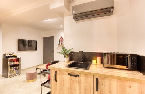 Coupvray Apartment | Suite Wood Love & Spa - 4P Private Sauna and Jacuzzi
