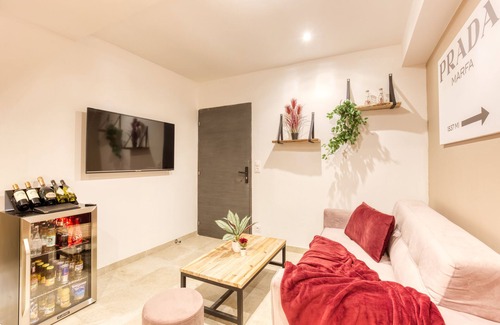 Coupvray Apartment | Suite Wood Love & Spa - 4P Private Sauna and Jacuzzi