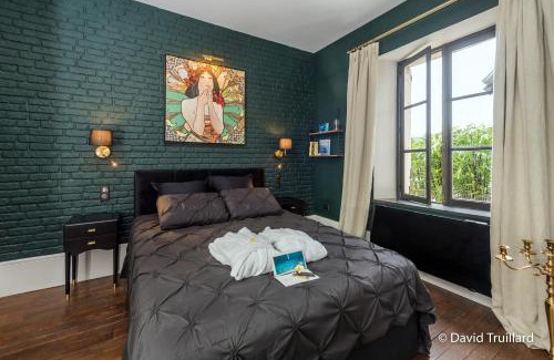 Charleville-Mezieres Apartment | Suites MANA - Cupidon avec superbe vue Place Ducale Parking inclus