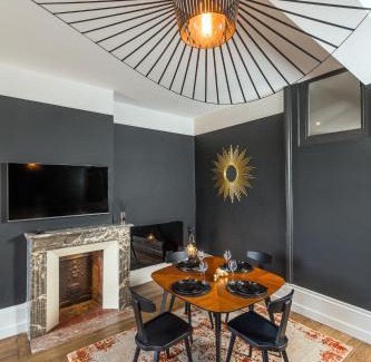 Charleville-Mezieres Apartment | Suites MANA - Cupidon avec superbe vue Place Ducale Parking inclus