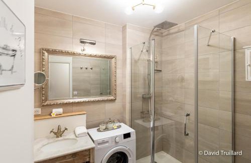 Charleville-Mezieres Apartment | Suites Mana - MATAHINA avec VUE SUPERBE sur la Place DUCALE et Parking privé inclus