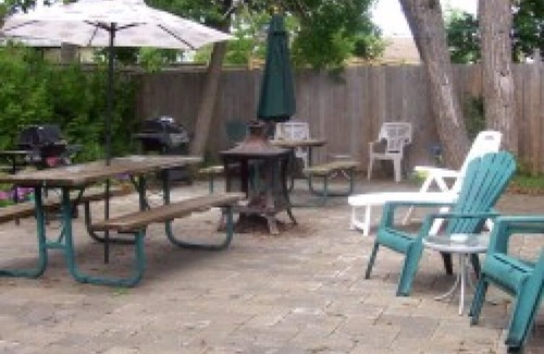 Wasaga Beach Cottage | Suites of Wasaga Beach Area 2- mins walk Beach 1