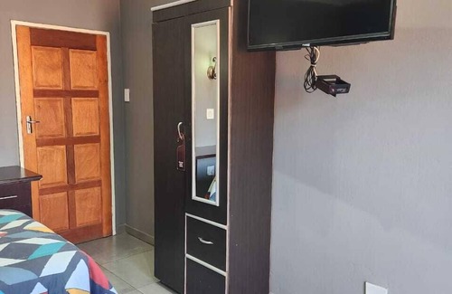 Carletonville House | Suits bar restaurant and guesthouse