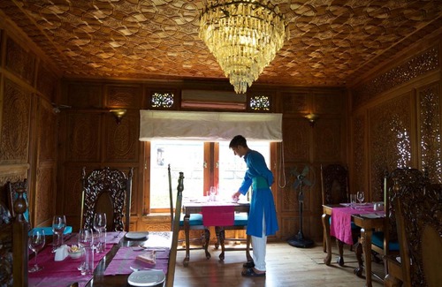 Dal Lake Boat Rental | Sukoon Houseboat Dal Lake