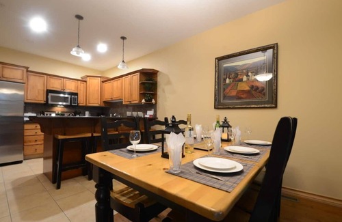 East Kootenay Condo | SullivanStone #19 - Golf - Ski - Hike - Chill - Private Hot Tub - Sleeps 12