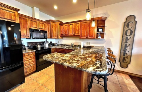 East Kootenay Condo | SullivanStone 34 - Golf - Ski - Hike - Chill - Private Hot Tub - Sleeps 10