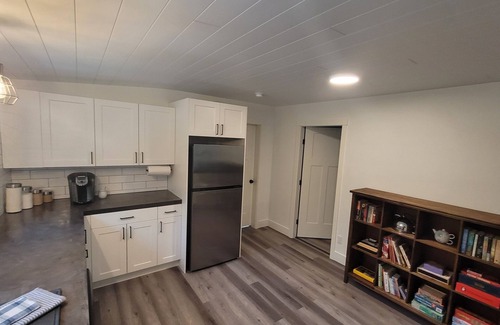 Sumas Prairie Cottage | Sumas Mtn -Modern guest house w/forest views +A/C