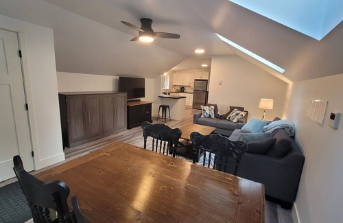 Sumas Prairie Cottage | Sumas Mtn -Modern guest house w/forest views +A/C