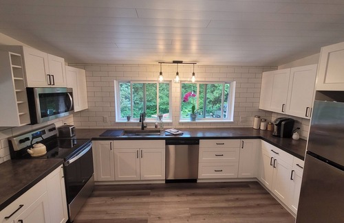 Sumas Prairie Cottage | Sumas Mtn -Modern guest house w/forest views +A/C