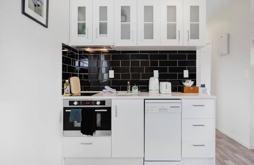 Mount Albert Apartment | Summerside Unit with Parking and Air-con
