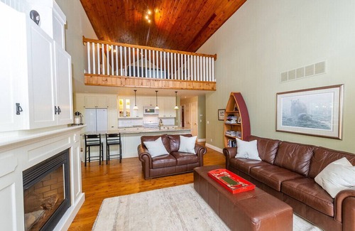 Perry Cottage | Summer '25! Luxe Four-Season Cottage w/WiFi near Huntsville, Arrowhead ☀️❄️🍂🌷