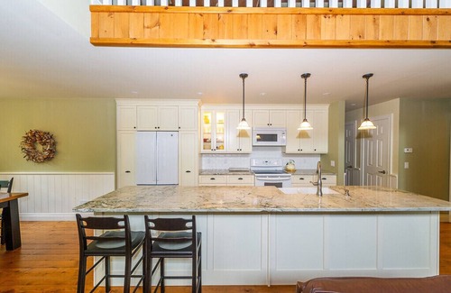 Perry Cottage | Summer '25! Luxe Four-Season Cottage w/WiFi near Huntsville, Arrowhead ☀️❄️🍂🌷