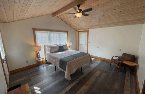 Uniontown Cabin | Summer access to pool and mini golf! Spacious lodge for groups, sleeps 12.