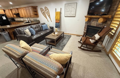 Eden Condo | SUMMER ALERT - Steps to Hot Tub - Family friendly