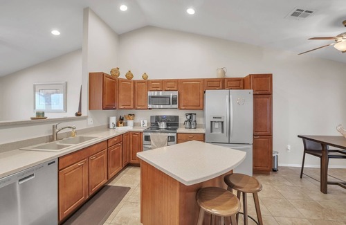 Paradise Valley Village House | Summer all year round by RedAwning