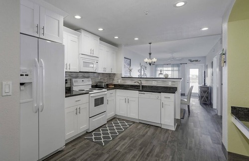 Indian Rocks Beach Condo | Summer Bliss Beach Condo: Steps to IRB Shores & Splash Harbour Water Park!