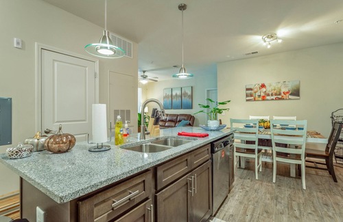 Collegedale Apartment | ✪ Summer Breeze ✪ FREE Parking, Pool & Gym!