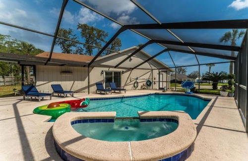 Holiday Harbors House | Summer Breeze - Heated Pool - 4 min to Mayo
